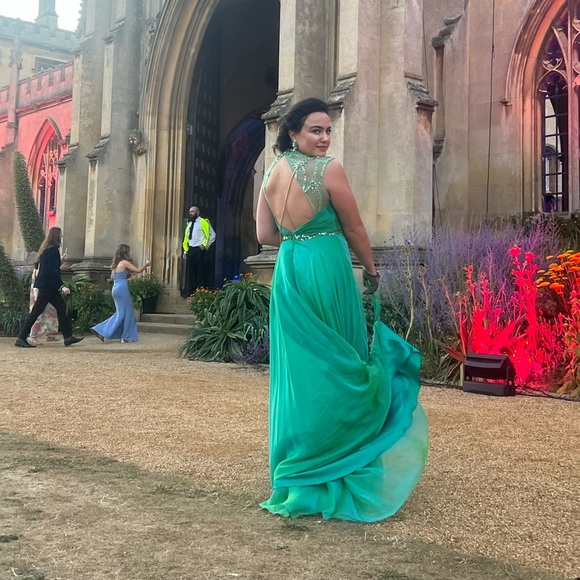 Elegant Green Evening Gown - Picture 14 of 16